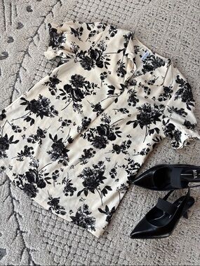 Boutique Cream and Black Floral Short-Sleeve Women’s Blouse SZ S